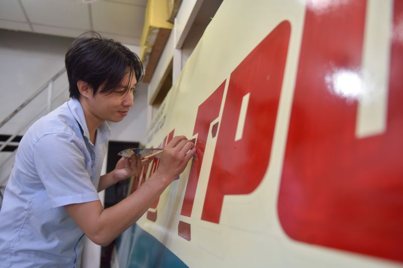 手書きで看板を仕上げる　ⓒ TuoiTre